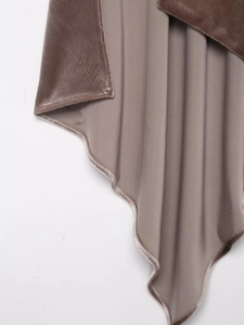 Details aus kaffeebraunem Samtstoff mit elegantem Faltenwurf und weicher Textur