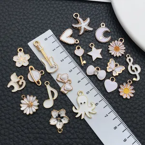Size measurement of white heart and music note alloy charms showing 1 to 3 cm length