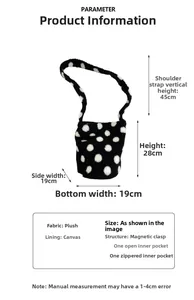 Détail du sac seau en peluche à pois montrant le fermoir magnétique et la poche interne