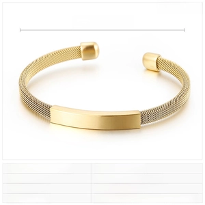 Detail of gold stainless steel mesh bracelet with dimensions and weight specifications