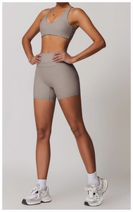 Vue détaillée du short de yoga taille haute et de la brassière en tissu terre cuite mat