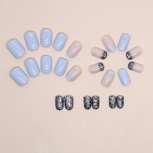 Faux ongles carrés courts avec dégradé bleu givré et paillettes argentées