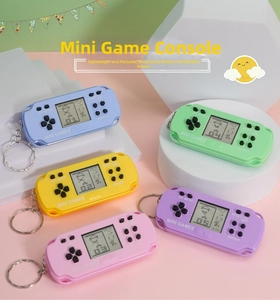 Vista macro di ciondoli mini console per videogiochi color macaron su blocchi di marmo