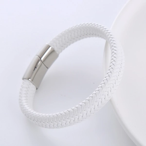 Classico bracciale in pelle intrecciata bianca con chiusura in metallo argento su sfondo bianco