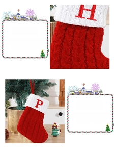 Détail macro de chaussettes de Noël en tricot rouge avec revers blancs et lettres brodées H et P