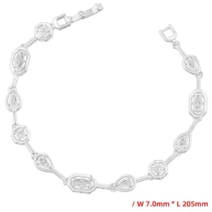 Detail view of silver geometric link bracelet showing 7.0mm width and 205mm length dimensions
