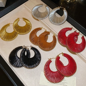 Détails de boucles d'oreilles créoles en forme de C en six couleurs et tissages variés