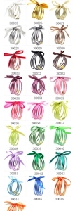 Griglia dettagliata di braccialetti in silicone glitterato multicolore con fiocchi