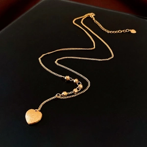 Collana con cuore placcata oro 18 carati con perle testurizzate su catena minimalista
