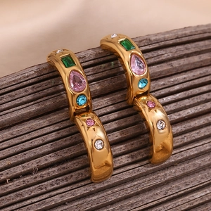 Détail de créoles dorées à l'or 18 carats ornées de zircons multicolores en gouttes
