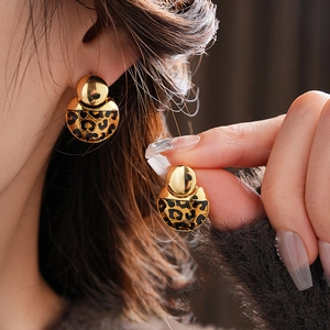 Elegant gold-plated round earrings with leopard print pattern and vintage heart style