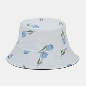 Détail du motif tulipe et des coutures renforcées sur un chapeau bob en coton d'été