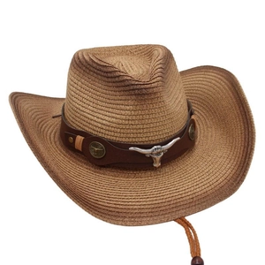 Détail d'un chapeau de cowboy en paille avec bande en cuir et tête de taureau argent