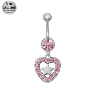 Détail du piercing de nombril en acier chirurgical 316L avec pendentif cœur étoile rose