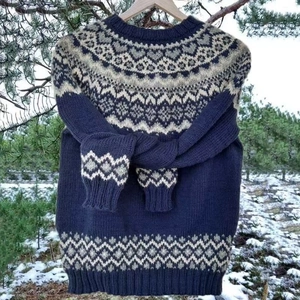Detail van Scandinavische jacquard gebreide trui met geometrische patronen aan dennentak