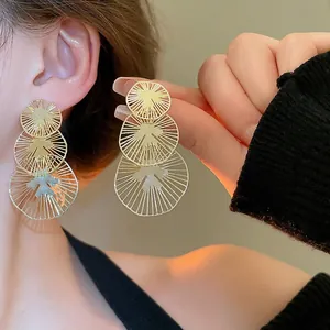 Élégantes boucles d'oreilles dorées à plusieurs couches au design ajouré