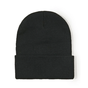 Détail du bonnet en maille côtelée noire avec un large revers et une texture douce
