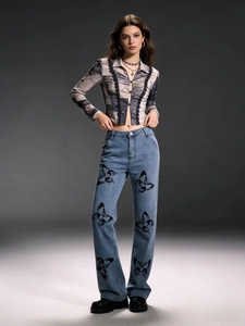 Jean droit à imprimé papillon pour femme avec cardigan gris à manches longues