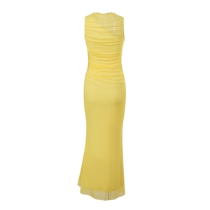 Détail du dos de la robe en maille jaune avec texture plissée élégante et coupe slim