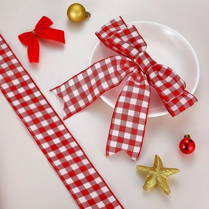 Dettaglio di fiocco in nastro a quadretti rossi e bianchi per confezioni regalo di Natale