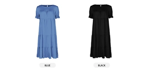 Détail de robes décontractées à étages en bleu et noir avec col rond et manches courtes