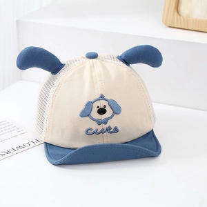 Détail du chapeau pour bébé avec oreilles de chien brodées et tissu en maille respirante