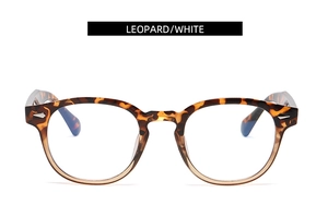 Détail de lunettes rondes léopard et blanc transparent avec charnières métalliques