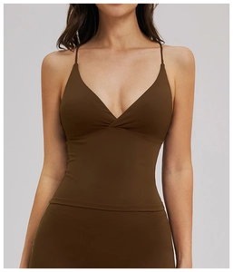 Détail d'un débardeur de yoga marron foncé avec fines bretelles et col en V couture