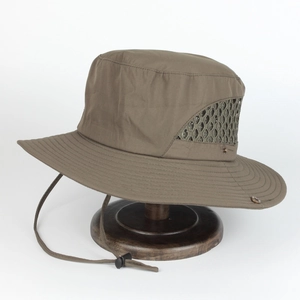Détail du chapeau extérieur kaki avec fentes d'aération en maille et mentonnière