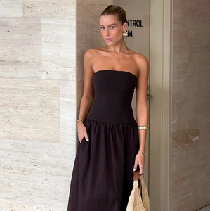 Elegantes schwarzes trägerloses Maxikleid mit betonter Taille und weitem Rockteil