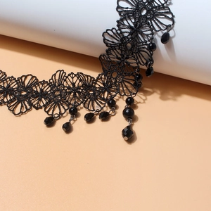 Collana girocollo in pizzo nero gotico con pendenti di perline per look da festa