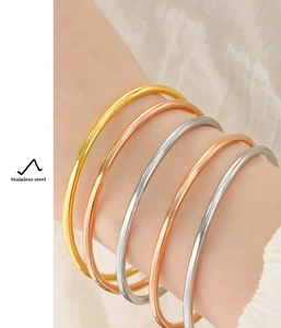 Set di cinque bracciali rigidi minimalisti in acciaio inox oro, oro rosa e argento al polso