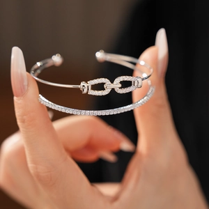 Gros plan sur l'ensemble de bracelets maillons sertis de zircons argentés étincelants