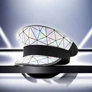 Dettaglio del motivo geometrico olografico di un cappello cosplay con finitura lucida
