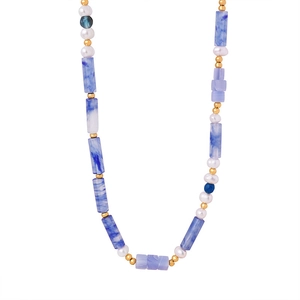 Collier bohème en acier titane avec calcédoine bleue et perles d'eau douce en forme de U