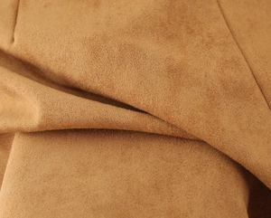 Makroansicht der weichen Textur und Faserdetails von braunem Wildlederimitat