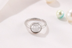 Dettaglio macro dell'anello geometrico in argento con motivo ad albero e incisione ASTRA