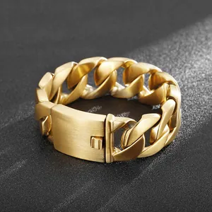 Vista dettagliata di un bracciale a catena cubana dorata da 26 mm con finitura opaca
