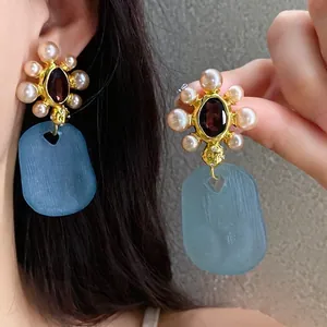 Orecchini vintage a girasole con perle e ciondolo rettangolare in resina blu smerigliata
