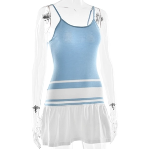 Détail de la robe tricotée bleue avec rayures blanches et ourlet à volants blancs