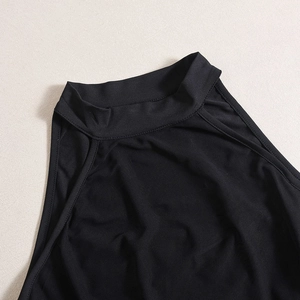 Detail eines schwarzen Mesh-Bodys mit Stehkragen und feiner Stoffstruktur