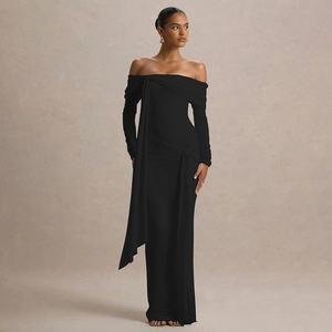 Détail d'une robe longue noire à épaules dénudées avec taille froncée et rubans fluides