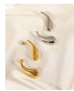 Orecchini a goccia lucidi in oro e argento su seta elegante con dettaglio macro unico