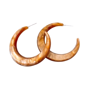 Vintage brown resin C-shaped hoop earrings with amber tortoiseshell pattern for women