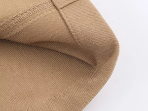 Gros plan détaillé sur la texture tricotée côtelée kaki et les coutures de qualité