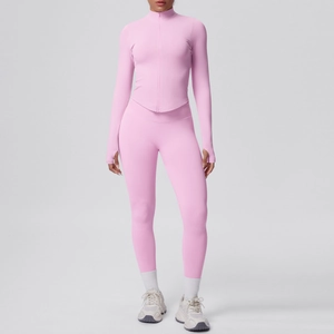 Dettaglio del top da yoga rosa a maniche lunghe con asole per i pollici e leggings