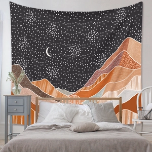 Tenture murale bohème avec montagnes abstraites et lune dans un décor de chambre cosy