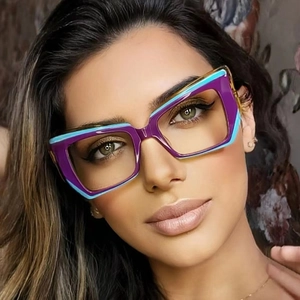 Dettaglio degli occhiali cat-eye con montatura in acetato a triplo strato viola e ambra