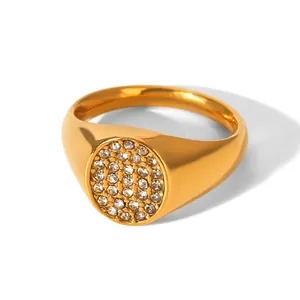 Détail de la bague en acier doré sertie de strass, largeur 1.17cm, poids de 6.1g