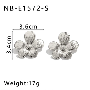 Boucles d'oreilles fleurs argentées martelées de 3,6 cm par 3,4 cm avec un poids de 17 g